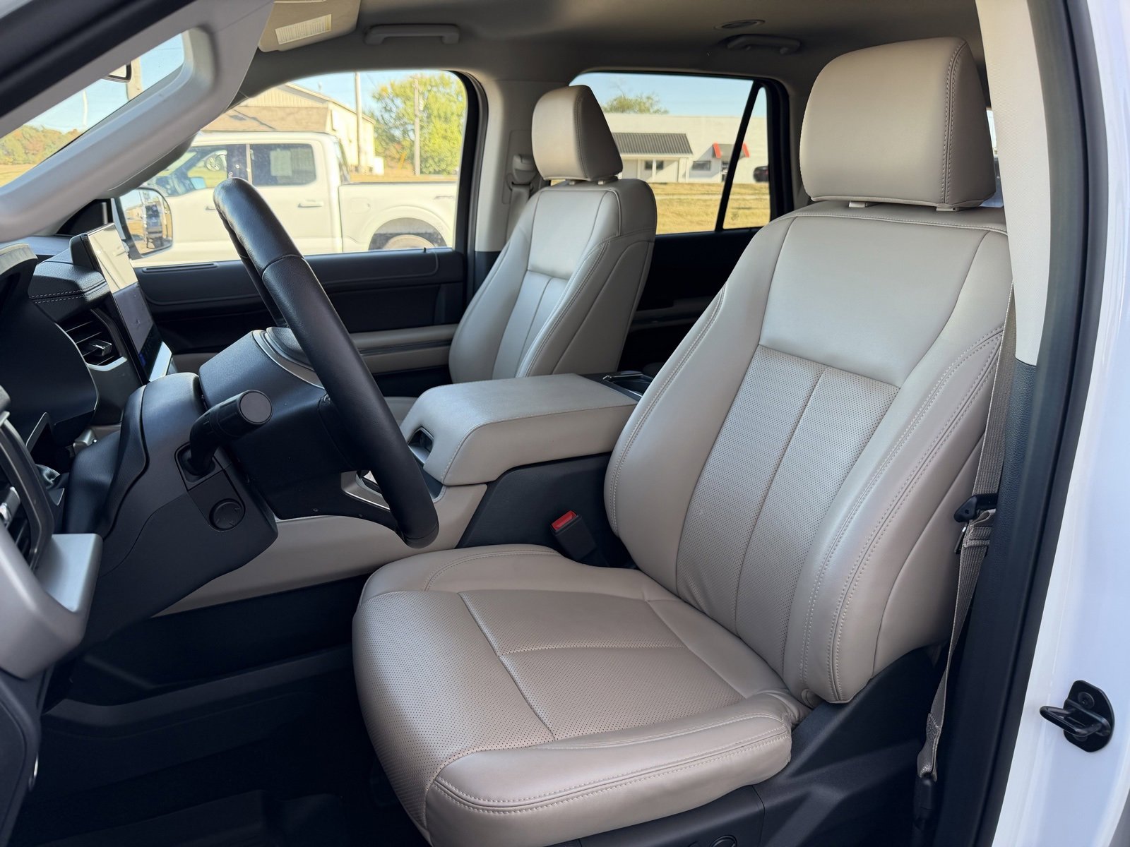 Used 2024 Ford Expedition XLT image 12