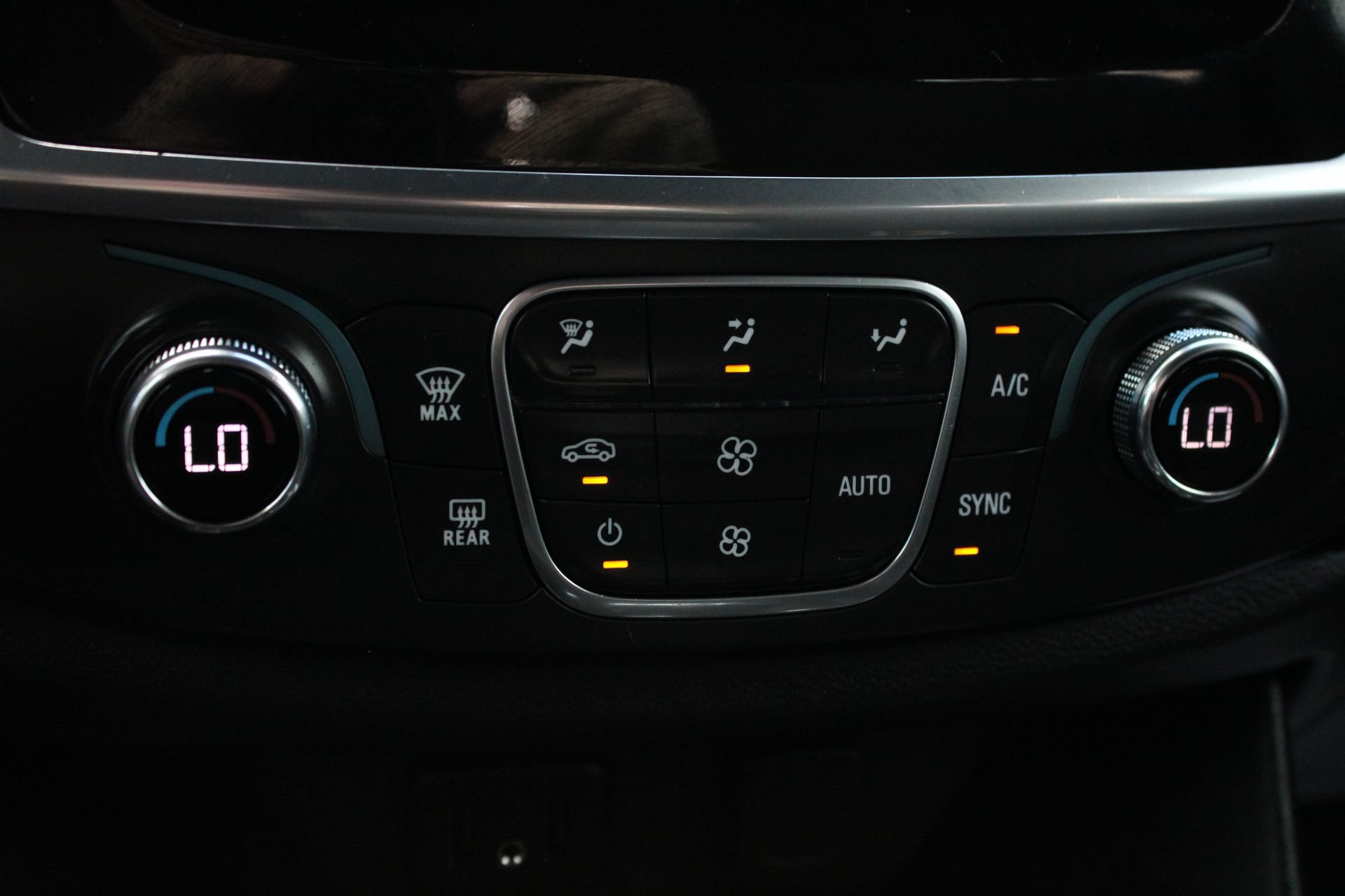Used 2023 Chevrolet Traverse LT FWD image 40