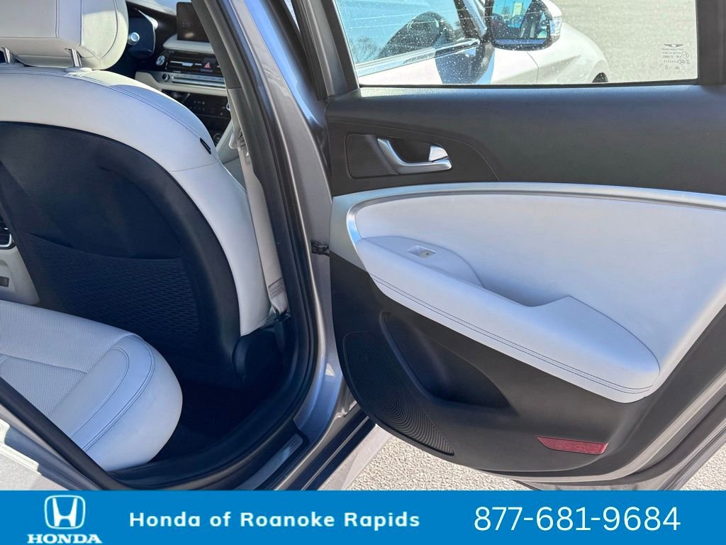 Used 2024 Genesis G70 2.5T image 25