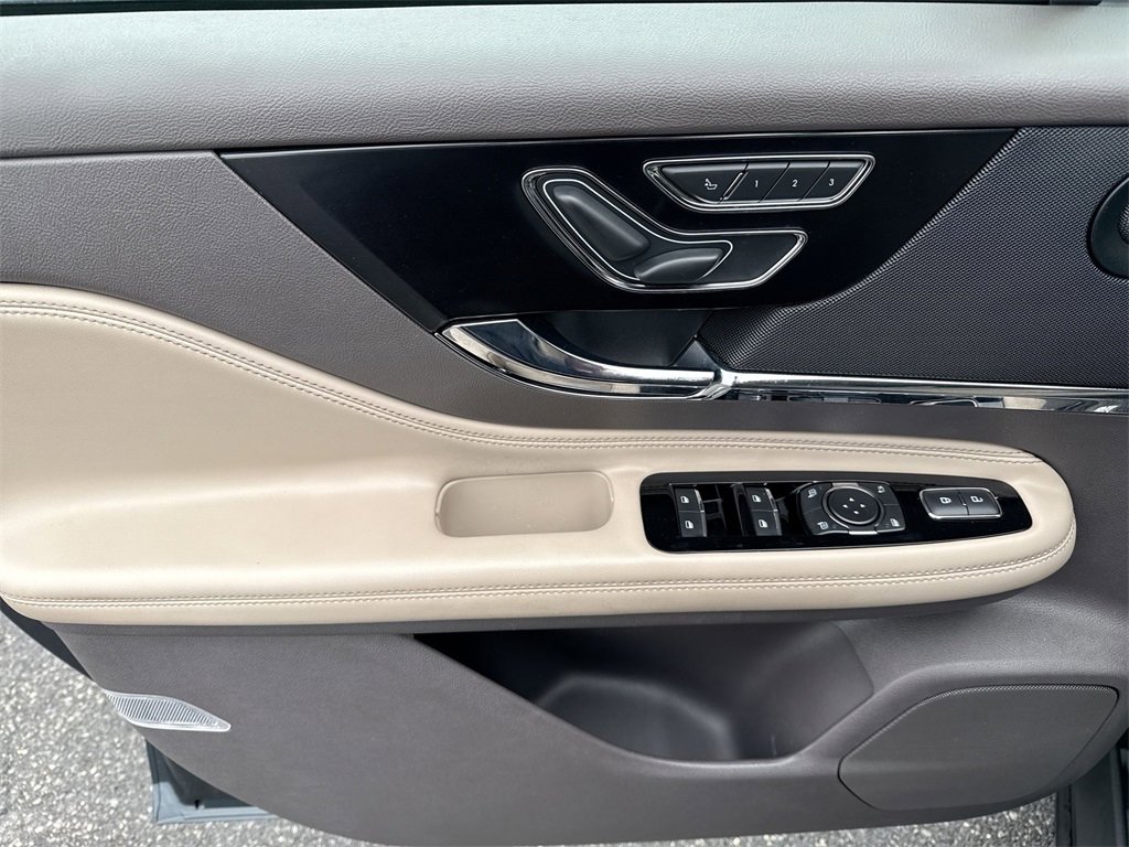 Used 2021 Lincoln Corsair Reserve w/ Equipment Group 201A image 15