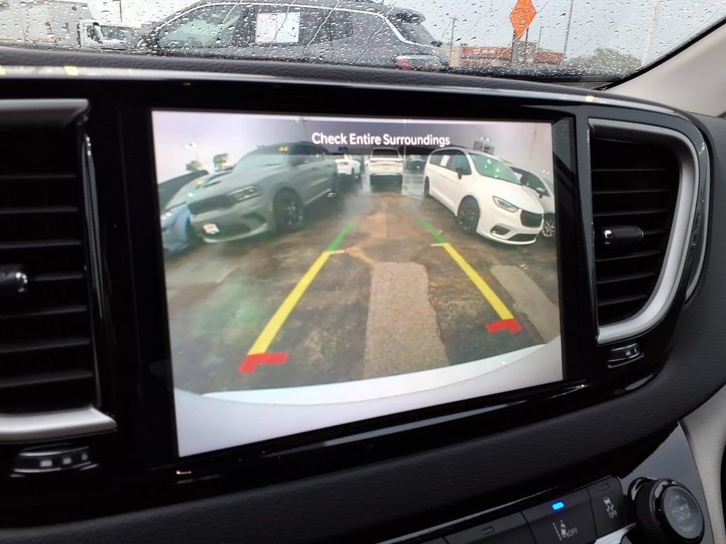 Used 2024 Chrysler Pacifica Touring-L FWD image 16