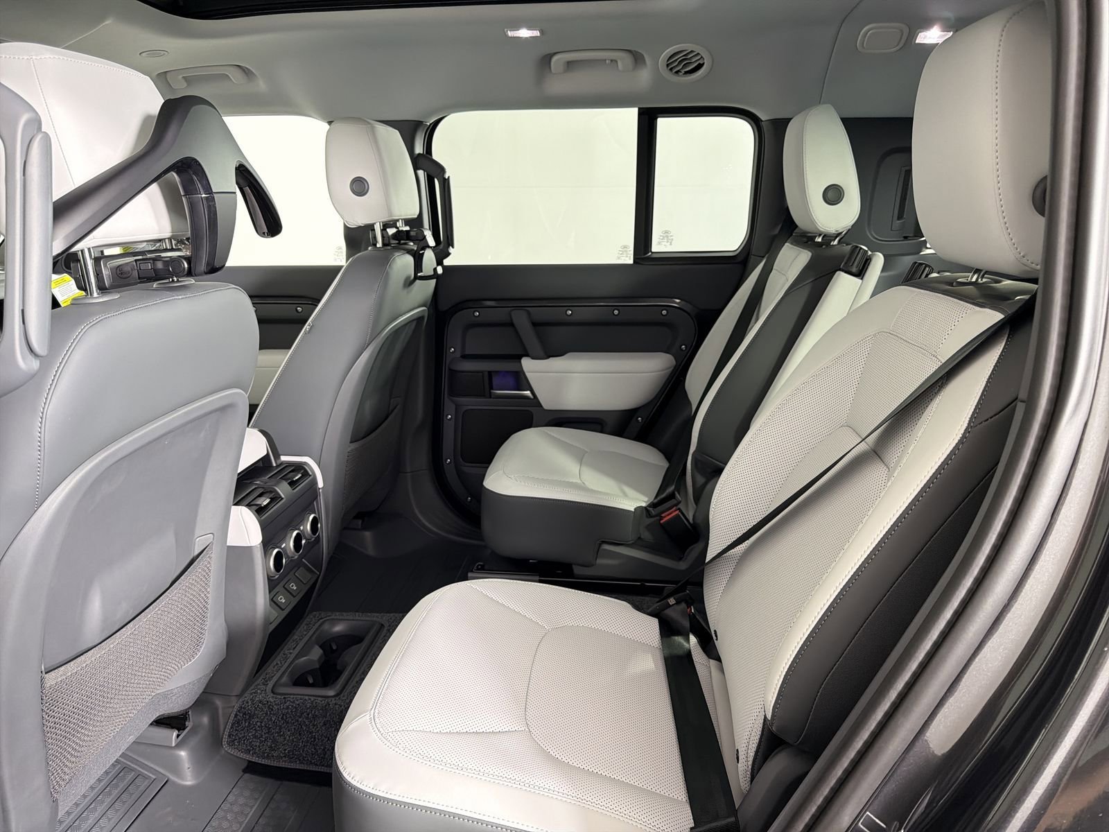 New 2025 Land Rover Defender 130 X-Dynamic SE image 27