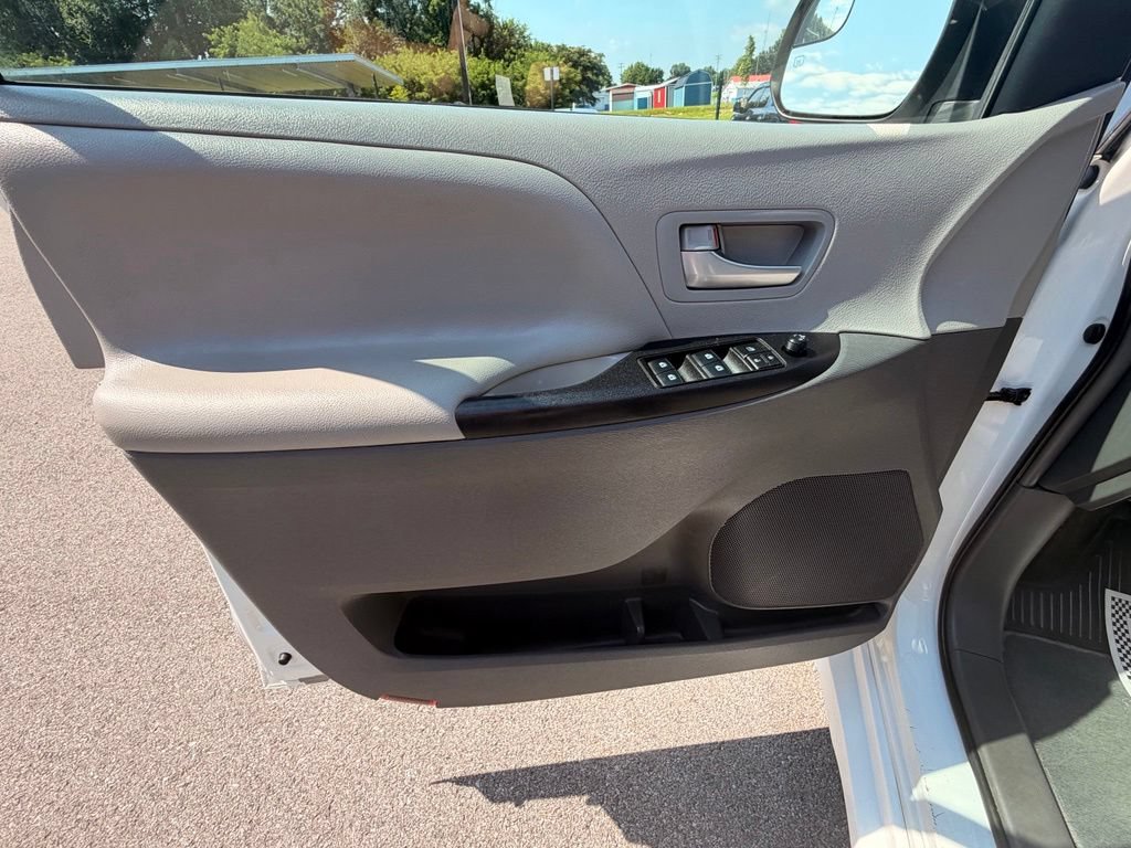 Used 2019 Toyota Sienna LE FWD image 19