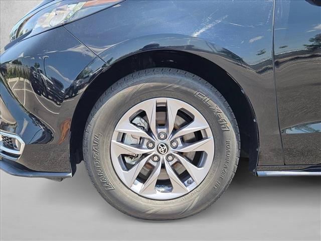 Used 2023 Toyota Sienna XLE FWD image 25