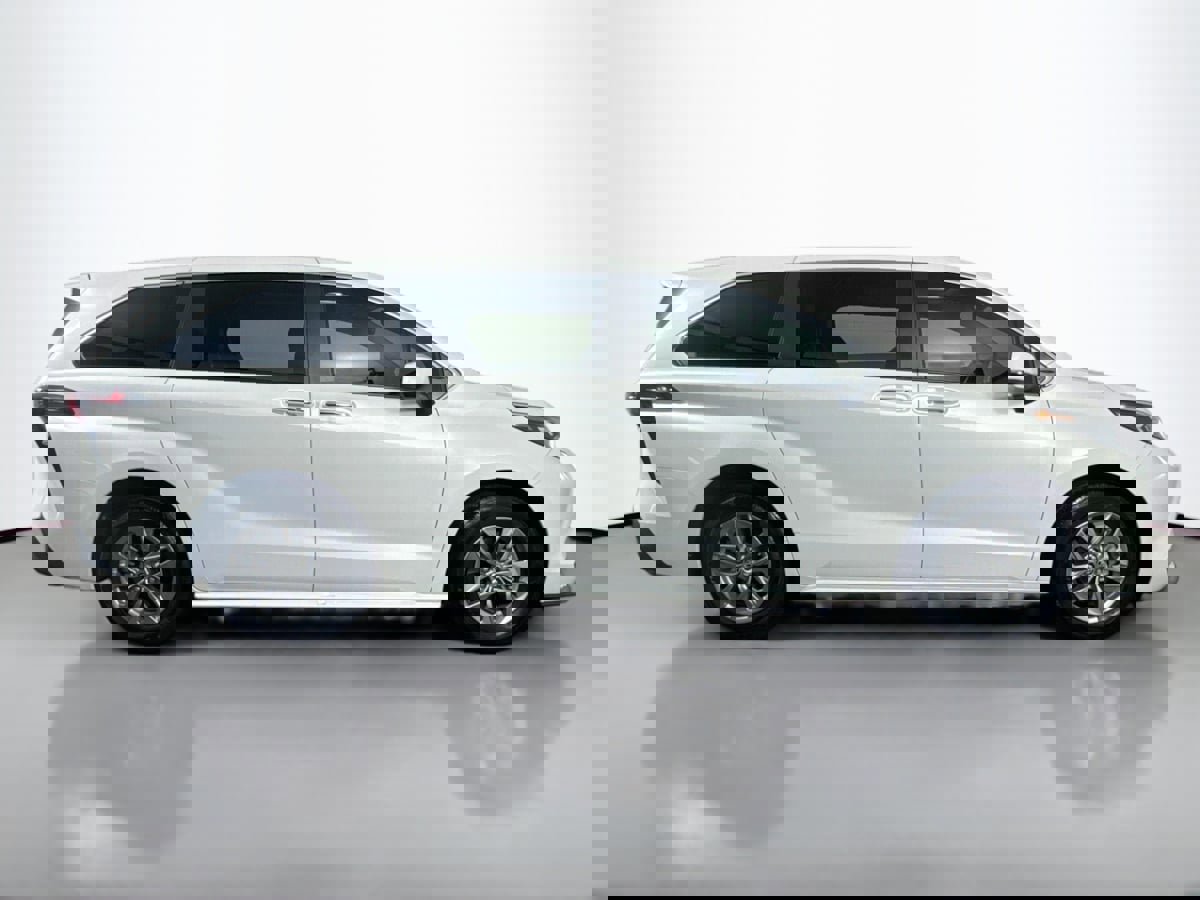 Used 2024 Toyota Sienna XLE image 4