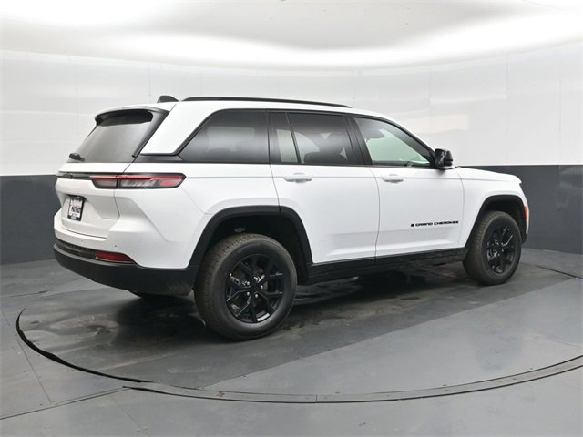 New 2025 Jeep Grand Cherokee Laredo image 4