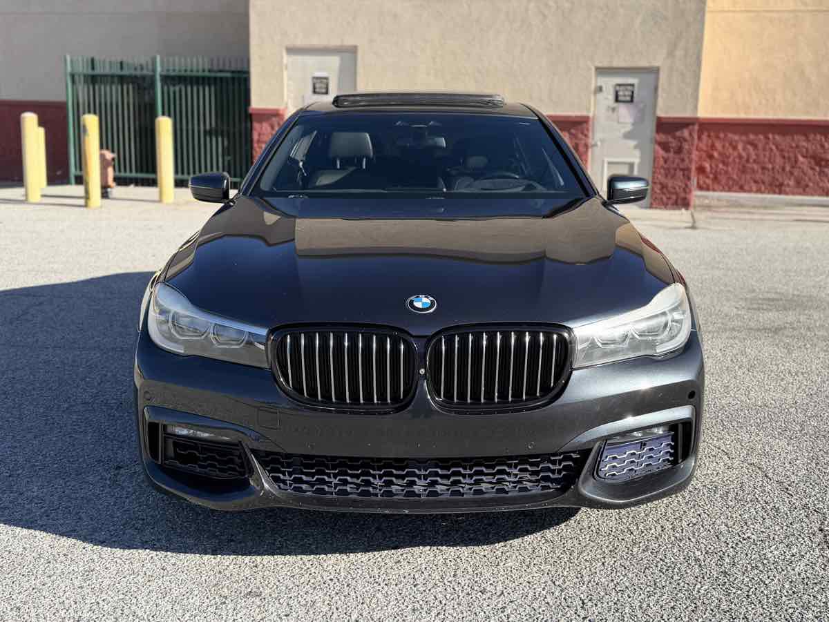 Used 2017 BMW 740i image 2