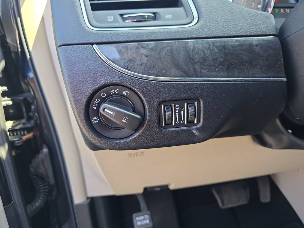 Used 2011 Chrysler Town & Country Touring FWD image 18