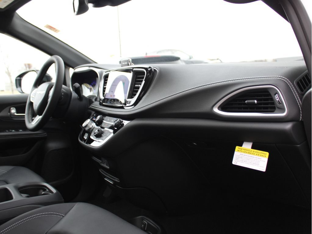New 2026 Chrysler Pacifica Select AWD/4WD image 26