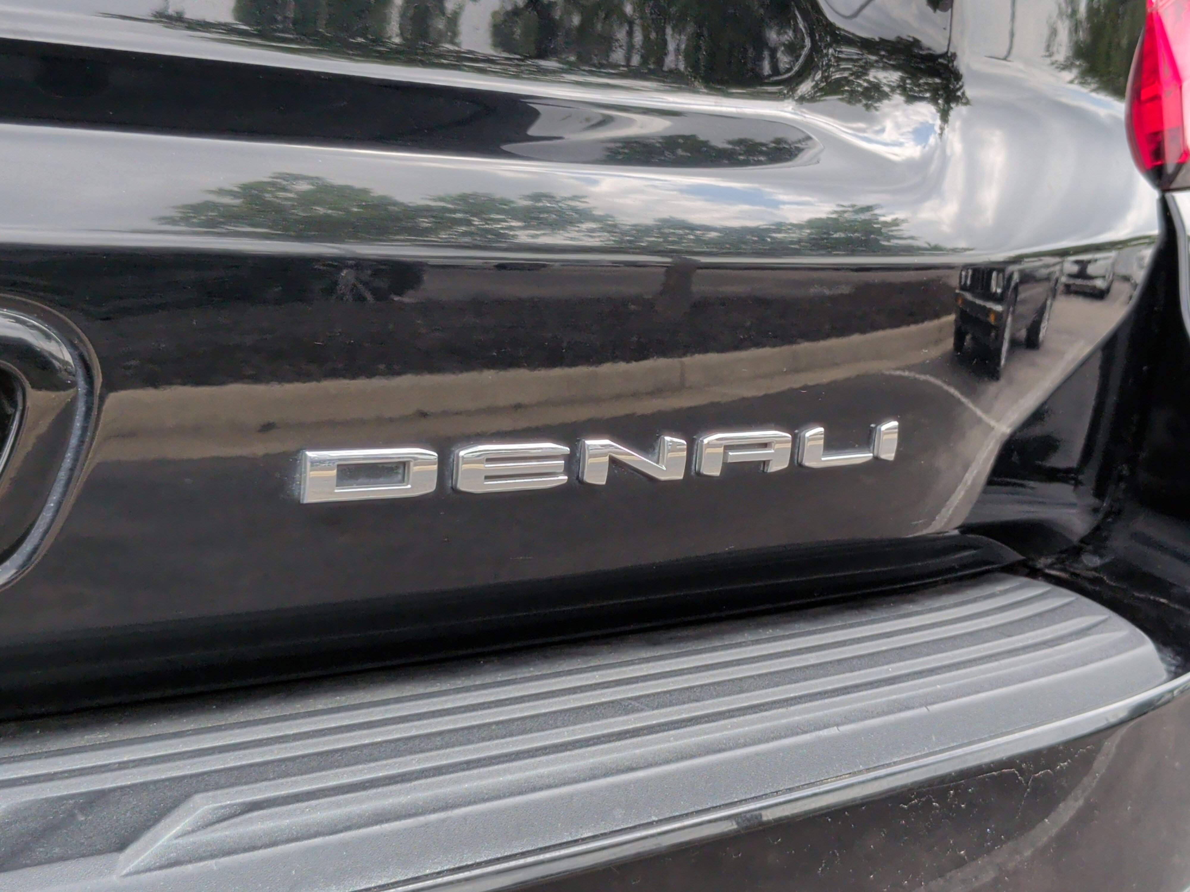 Used 2021 GMC Yukon Denali w/ Denali Premium Package image 11