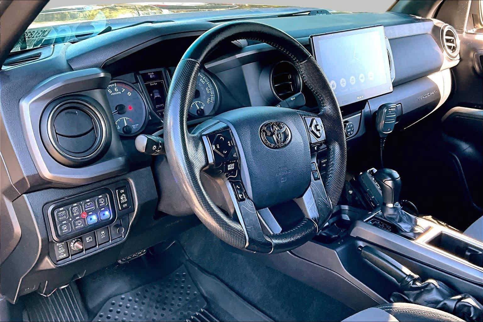 Used 2020 Toyota Tacoma TRD Off-Road w/ Technology Package AWD/4WD image 17
