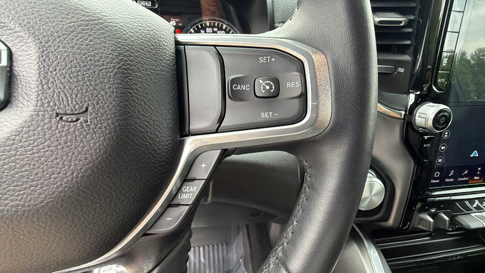 Used 2024 RAM 1500 Laramie AWD/4WD image 28