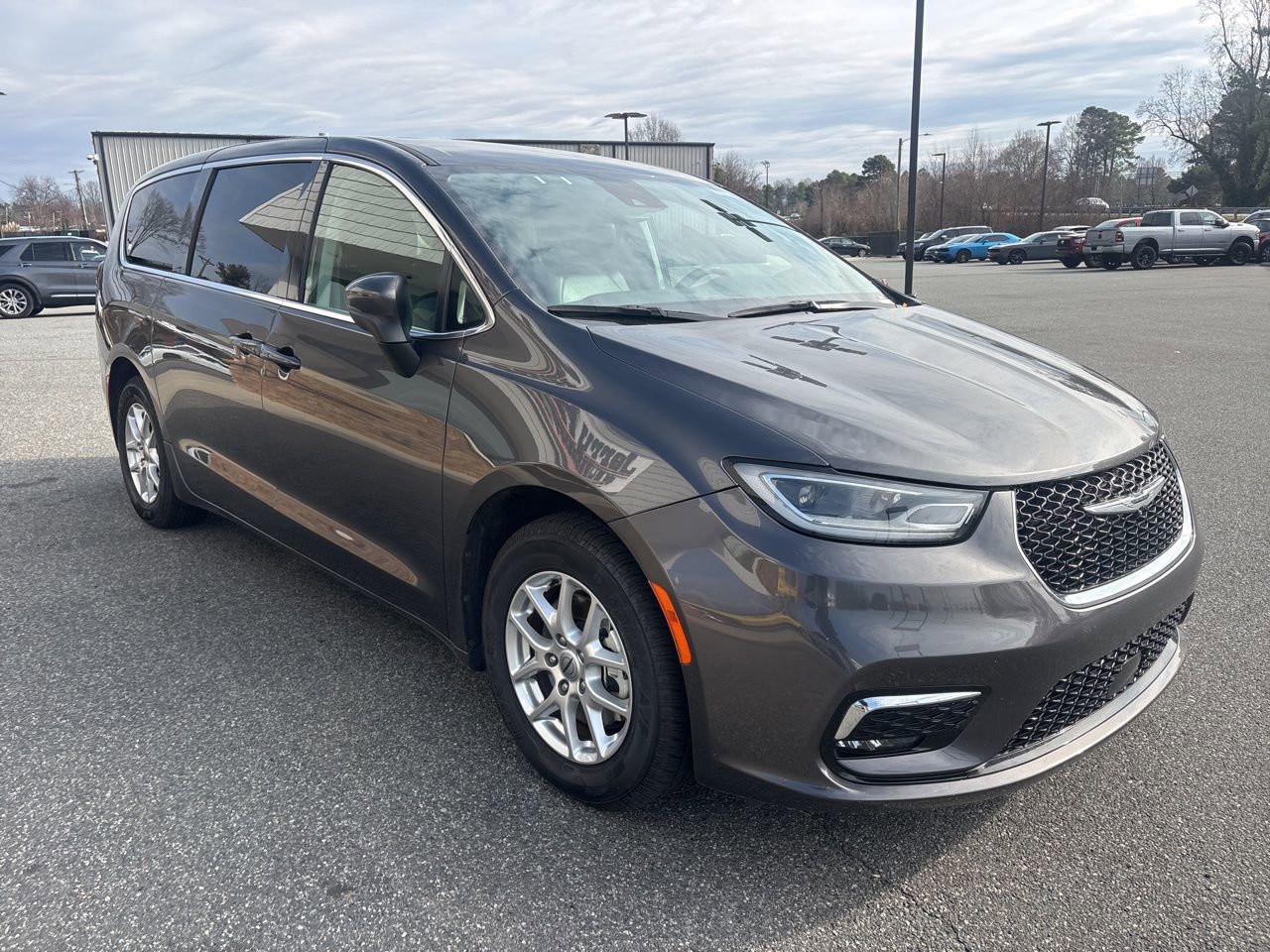 Used 2023 Chrysler Pacifica Touring-L image 8