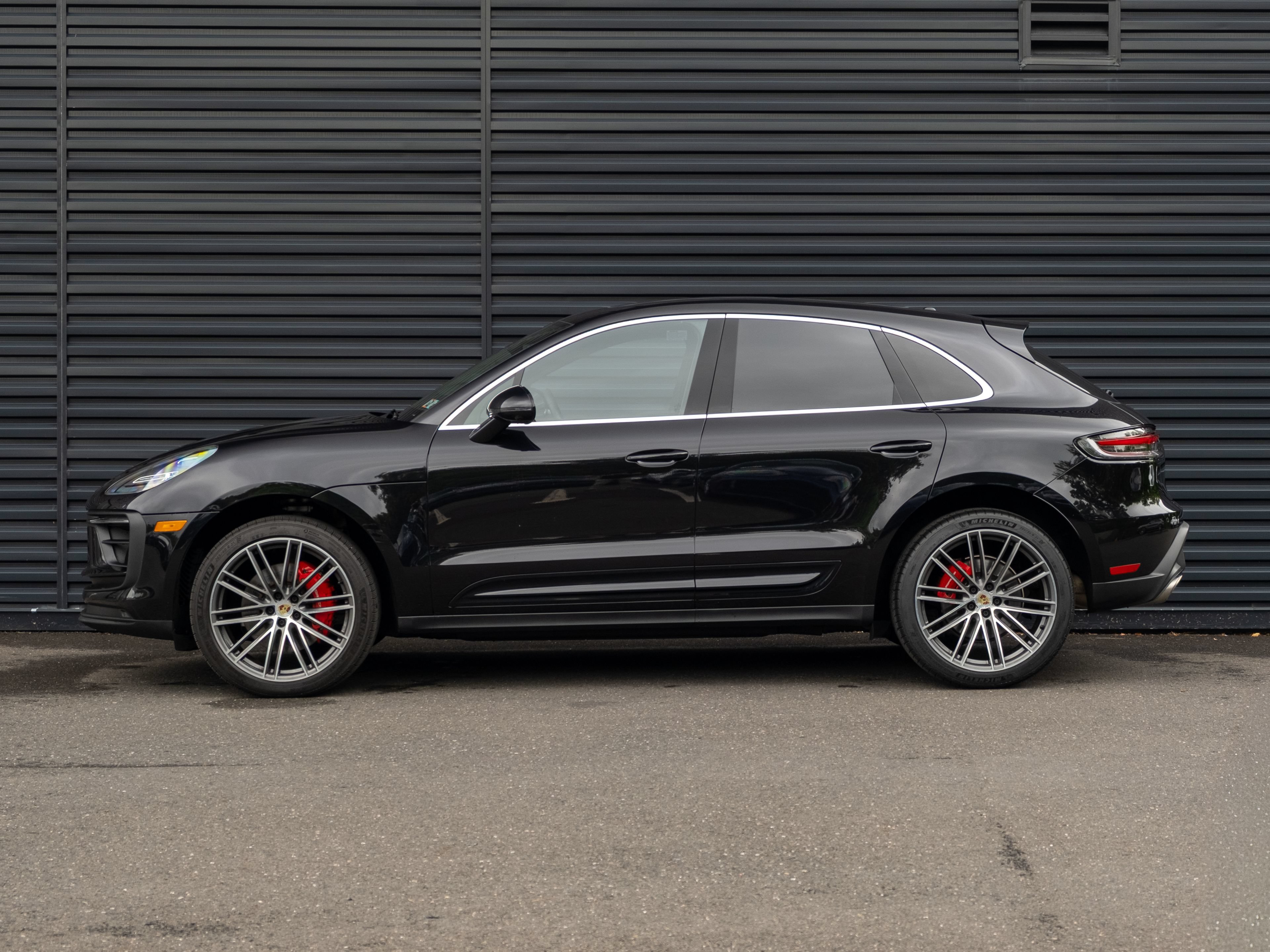 Certified 2025 Porsche Macan S AWD/4WD image 2