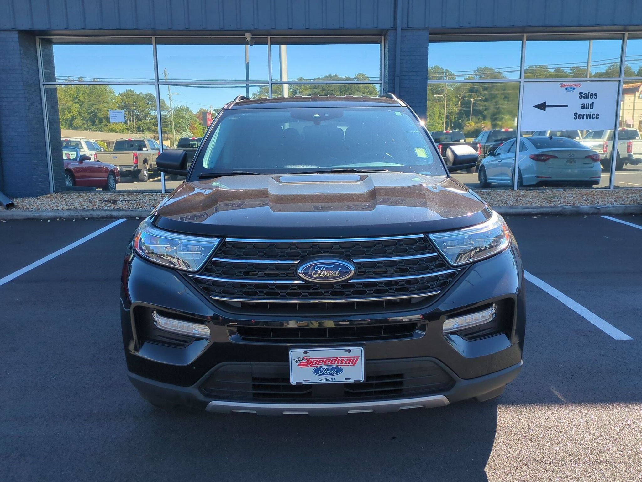 Used 2023 Ford Explorer XLT w/ Equipment Group 202A RWD image 2