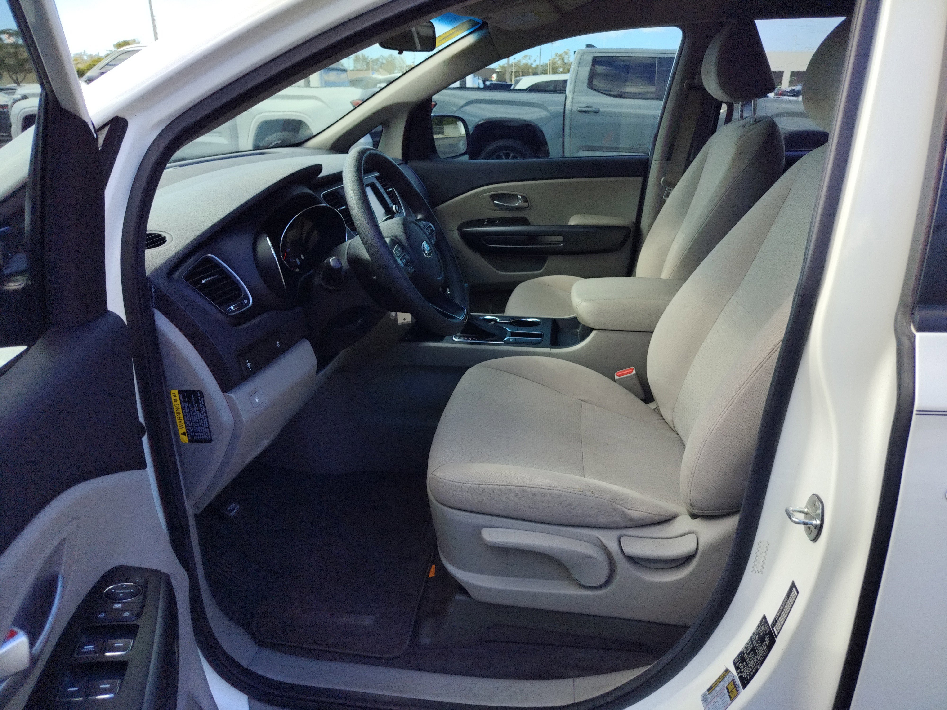 Used 2020 Kia Sedona L image 17