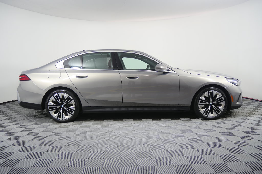 Certified 2026 BMW 530i RWD image 3