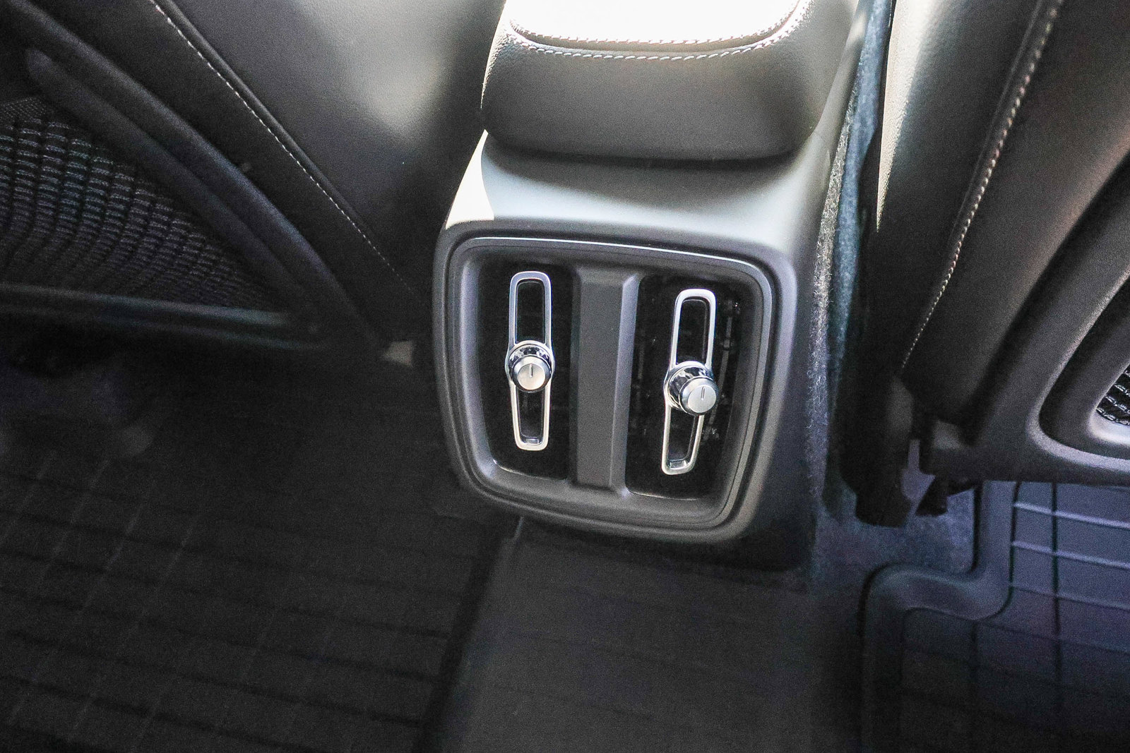 Used 2026 Volvo XC40 B4 Plus w/ Climate Package FWD image 21