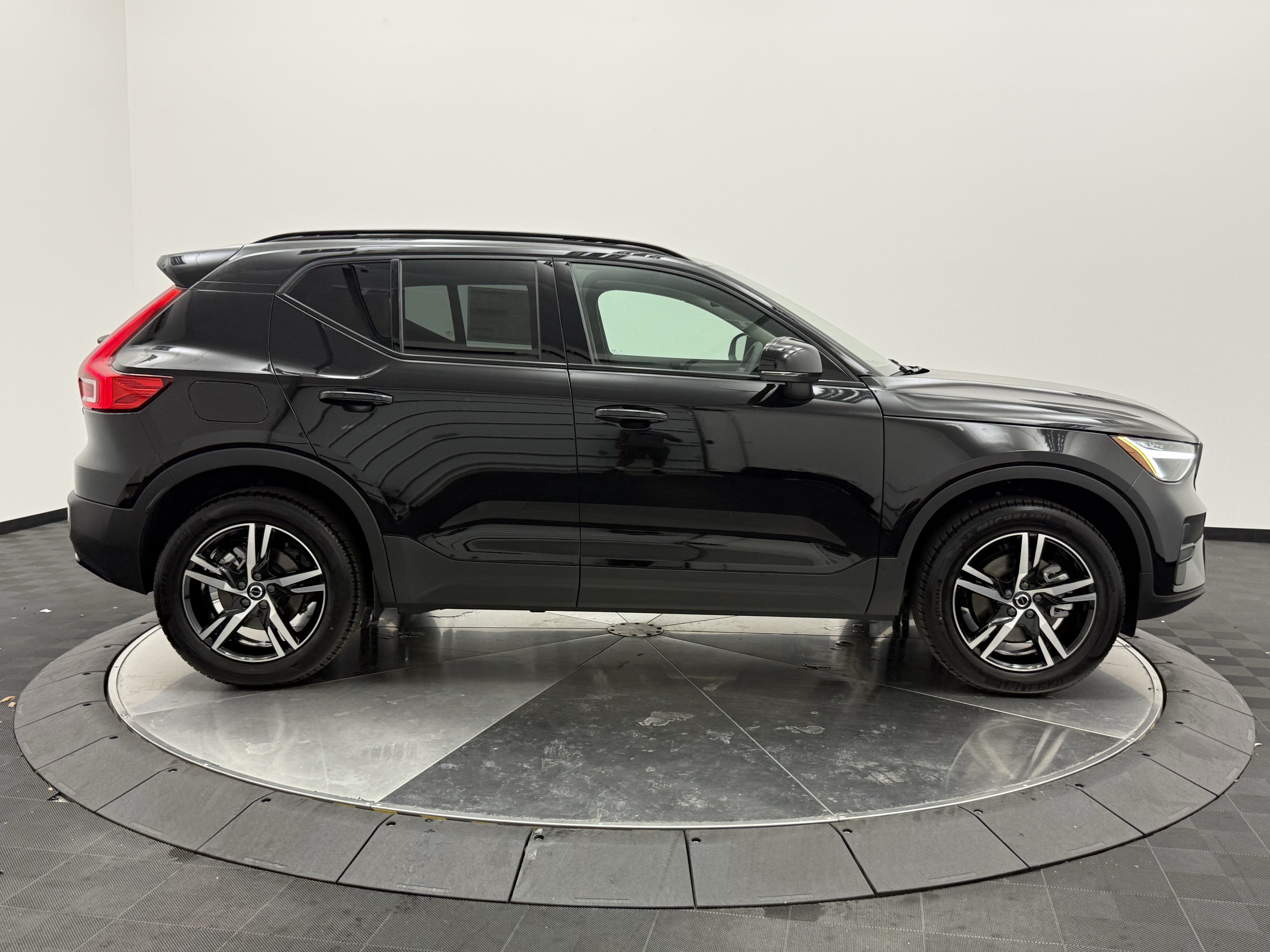 New 2026 Volvo XC40 B4 Core w/ Protection Package Premier FWD image 8