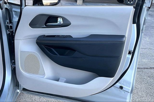 Used 2024 Chrysler Pacifica Touring-L image 28