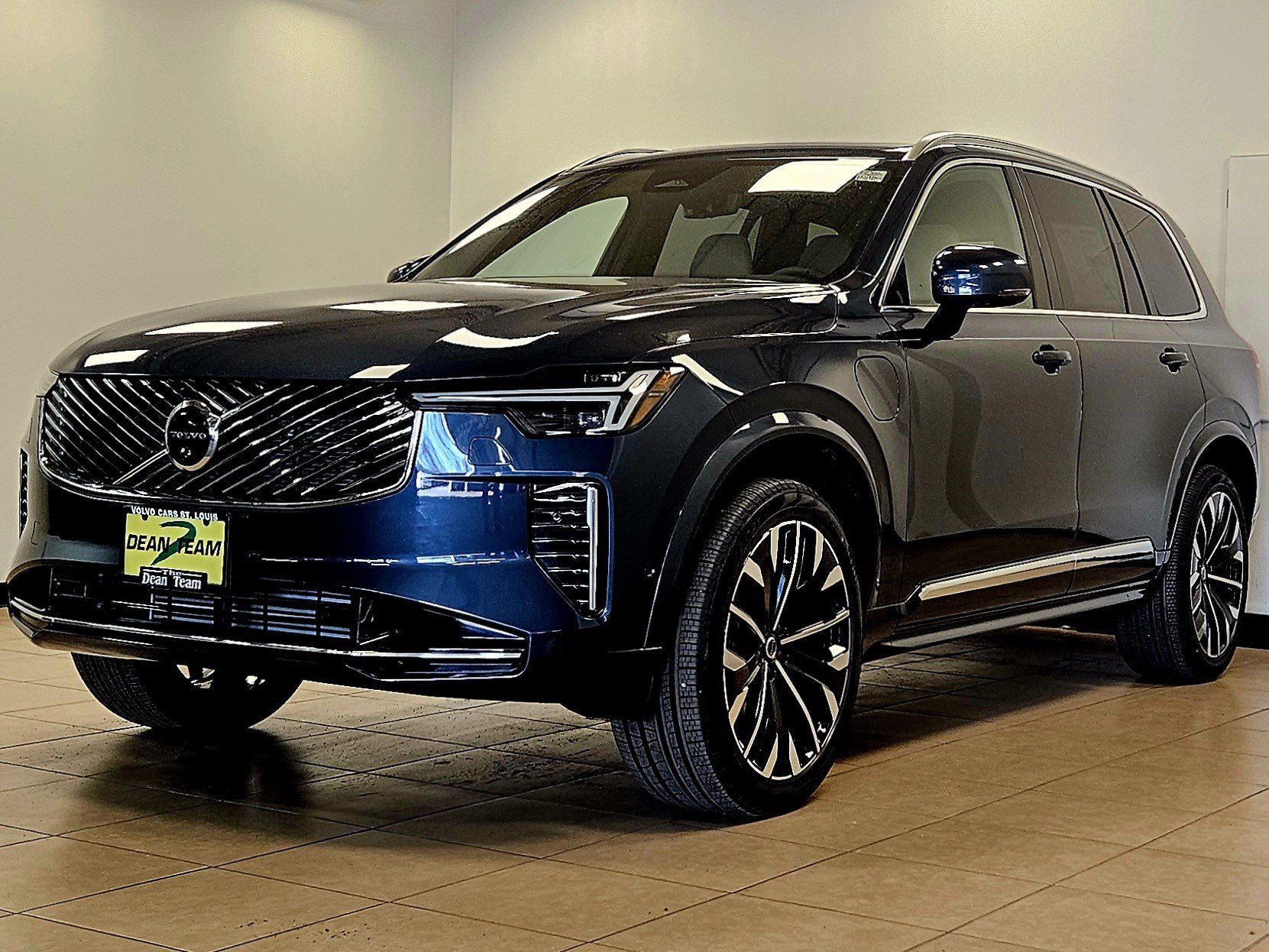 New 2026 Volvo XC90 T8 Plus w/ Protection Package Premier AWD/4WD image 4