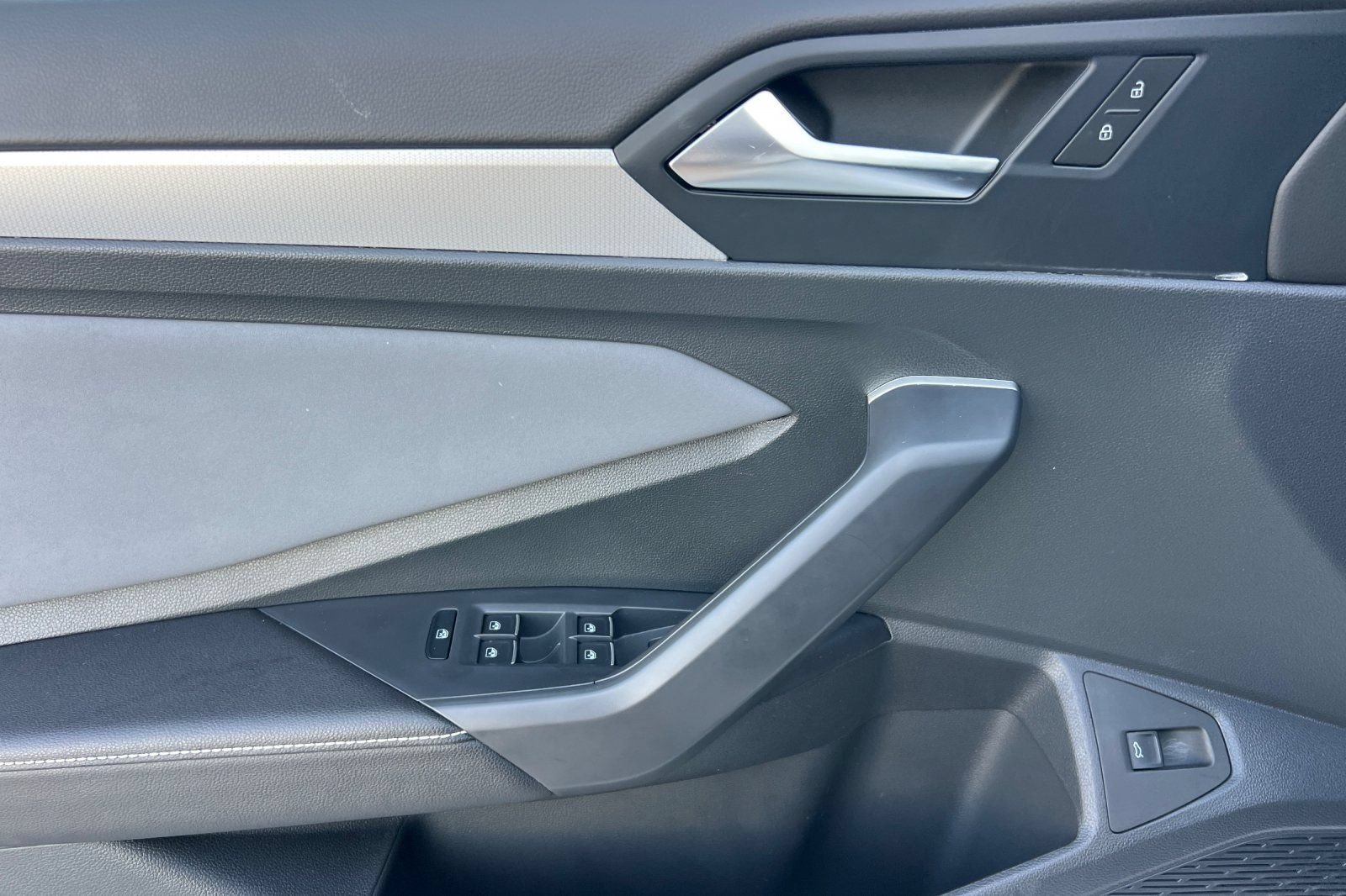 Used 2025 Volkswagen Jetta SE w/ Sunroof Package FWD image 11