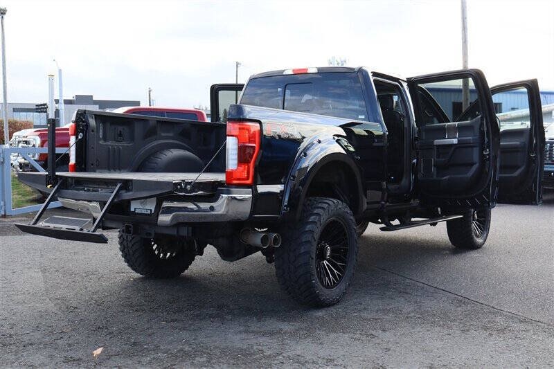 Used 2017 Ford F350 Lariat w/ Lariat Ultimate Package AWD/4WD image 32