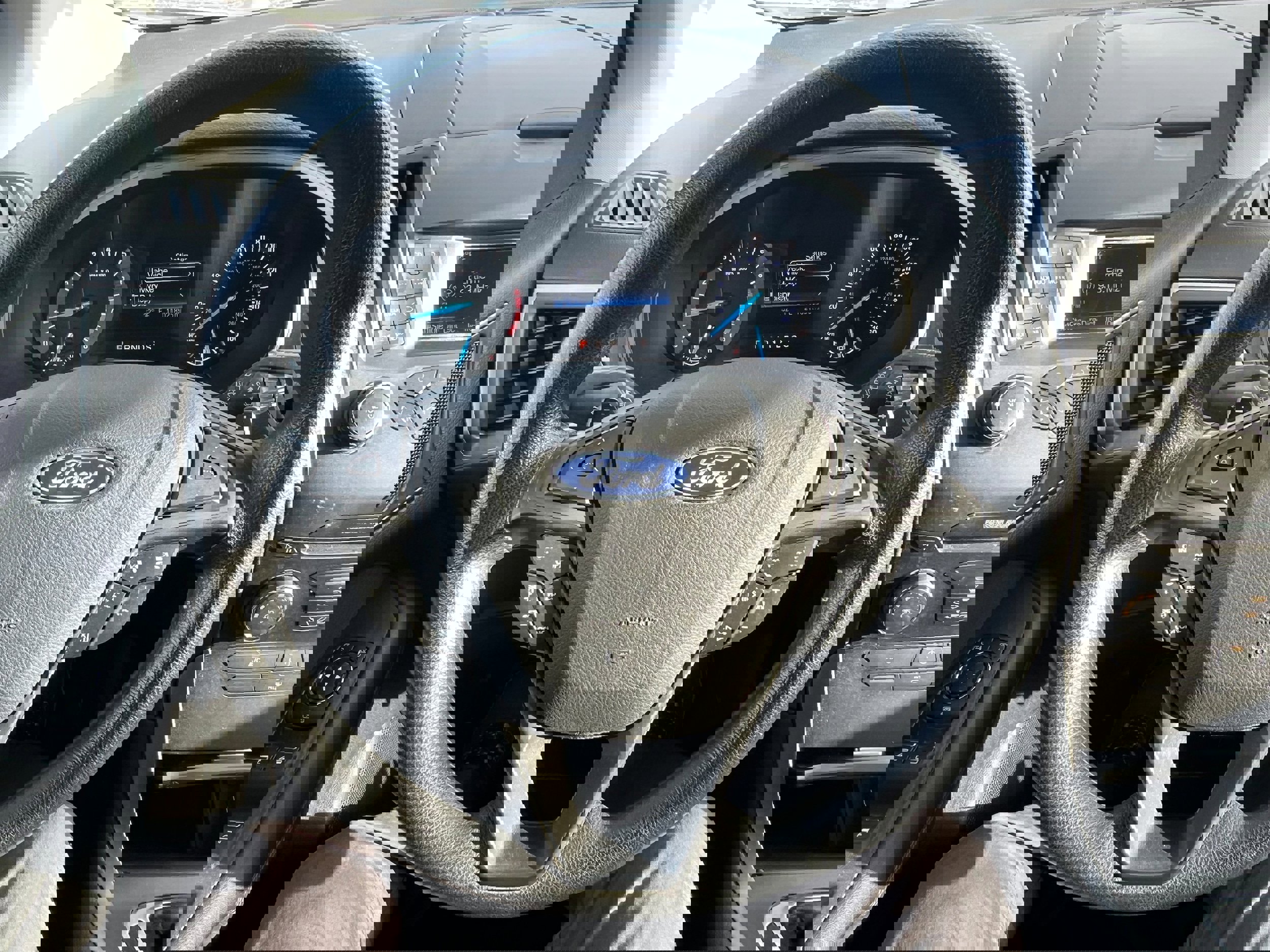 Used 2018 Ford Edge SE image 23