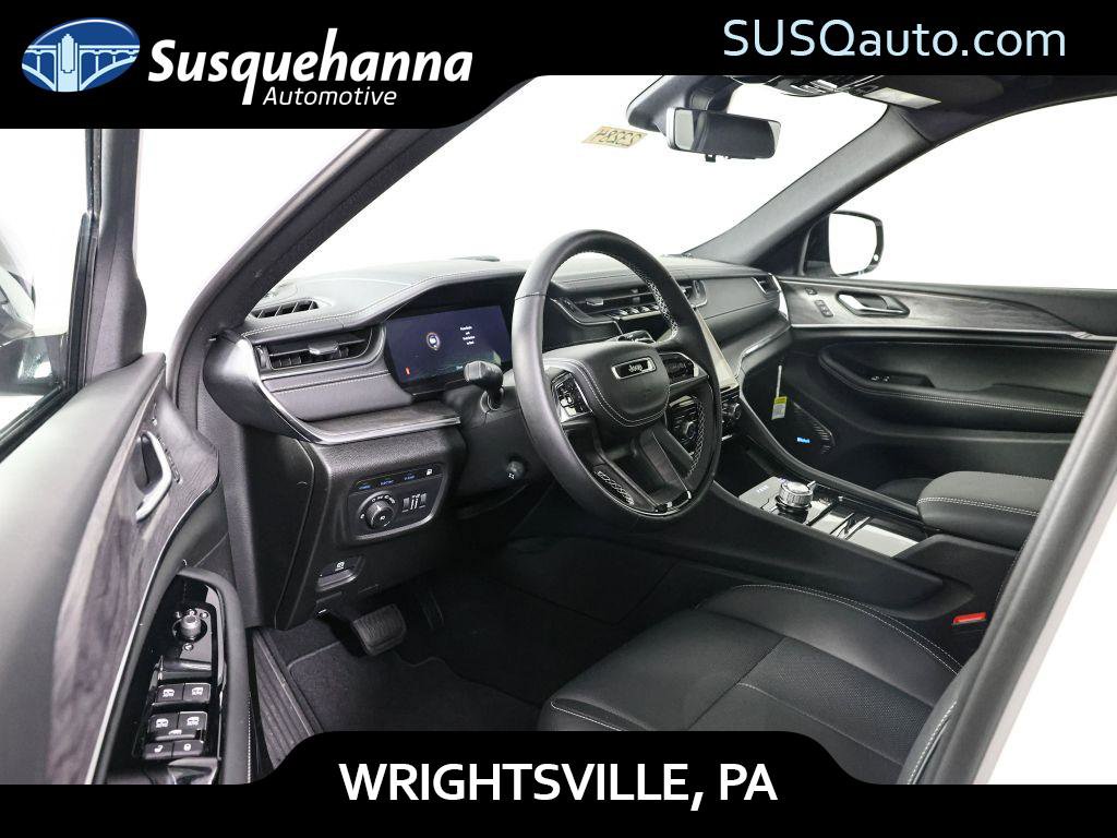 Used 2023 Jeep Grand Cherokee Overland w/ Advanced Protech Group III image 4