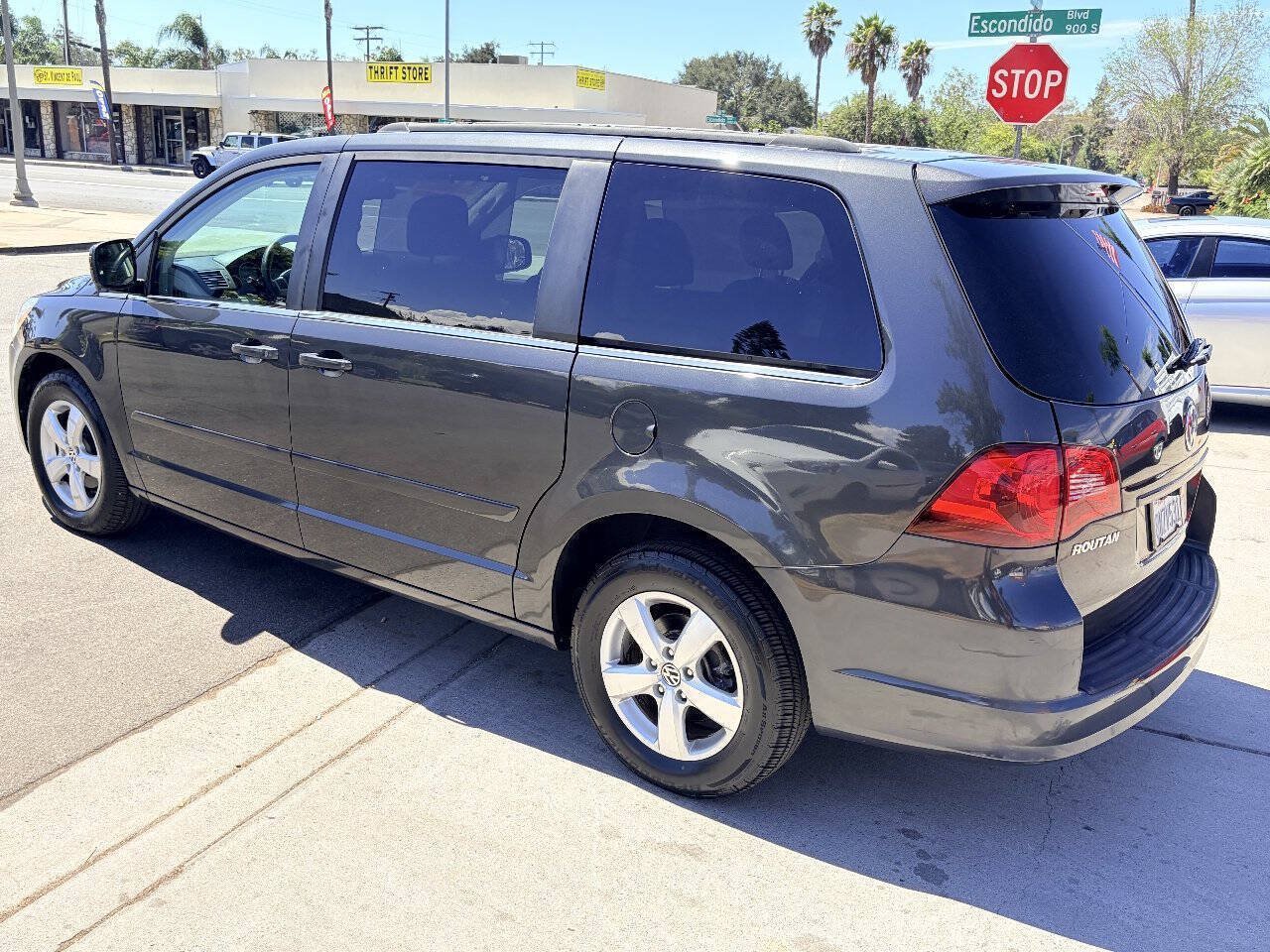 Used 2011 Volkswagen Routan SE FWD image 4