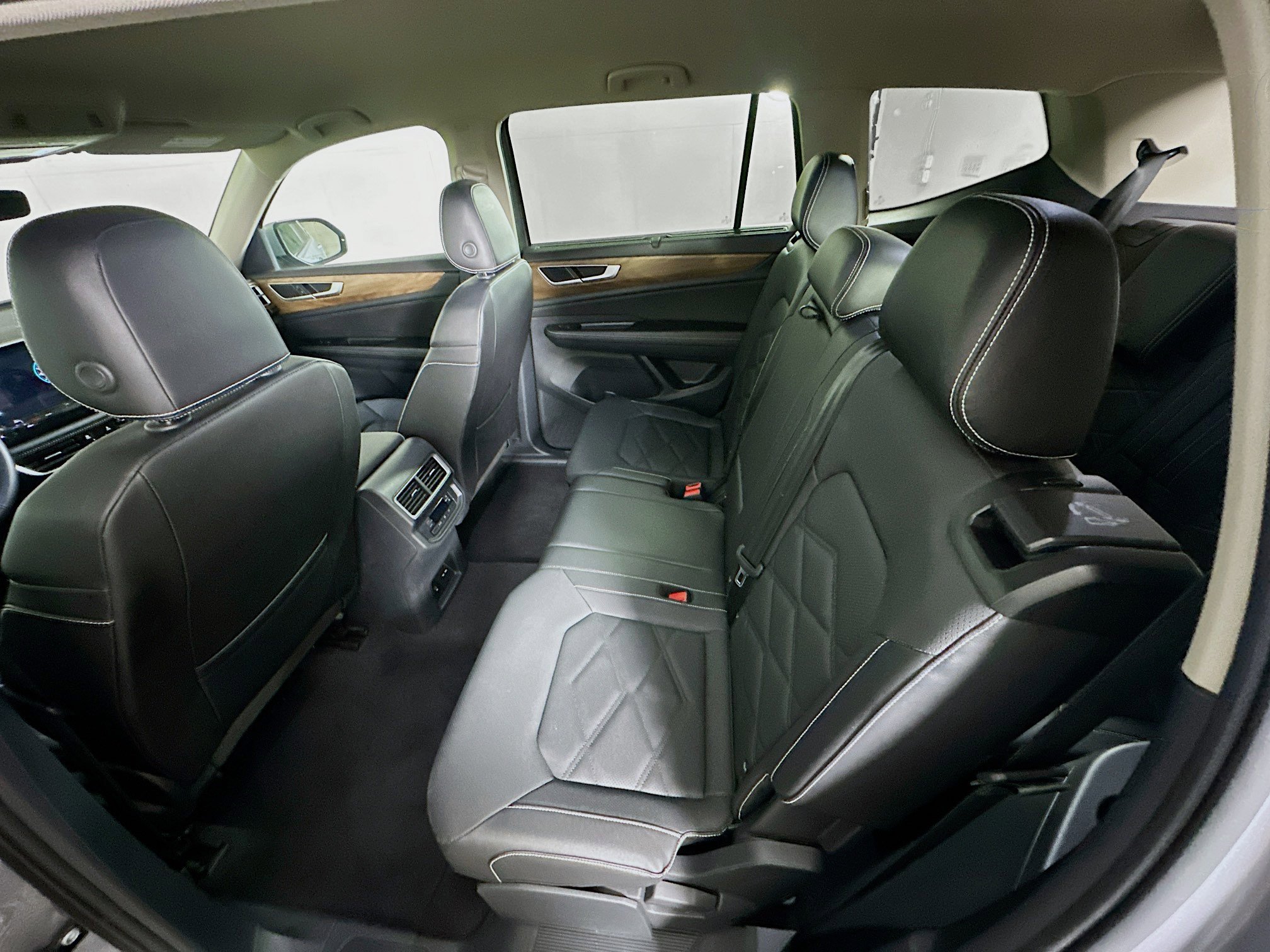 Used 2025 Volkswagen Atlas SE image 26