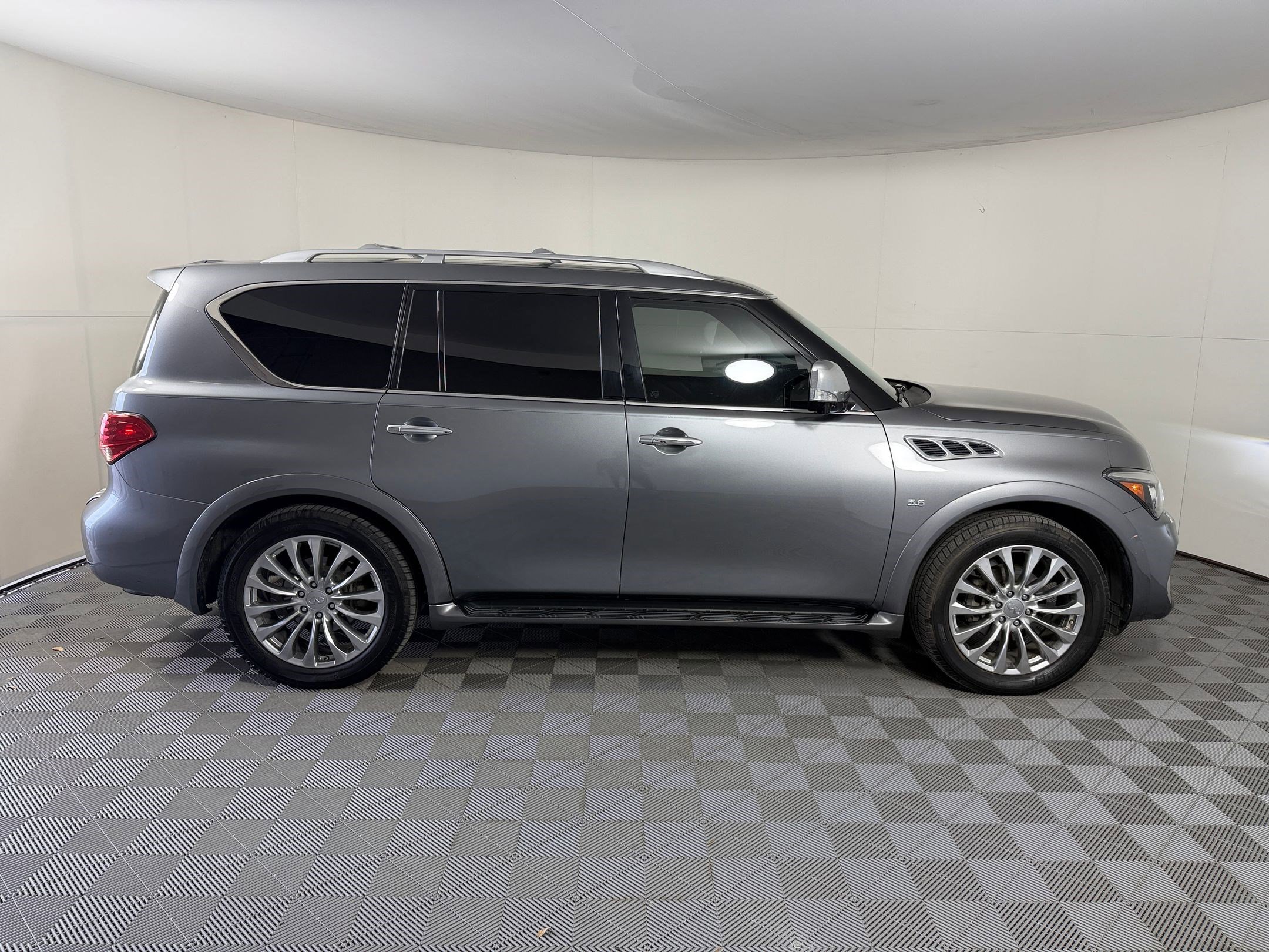 Used 2017 INFINITI QX80 2WD w/ Deluxe Technology Package image 8