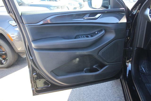 Used 2023 Jeep Grand Cherokee Altitude image 19