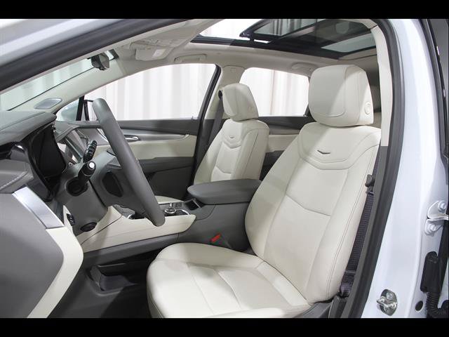 Used 2025 Cadillac XT5 Premium Luxury w/ Technology Package AWD/4WD image 5
