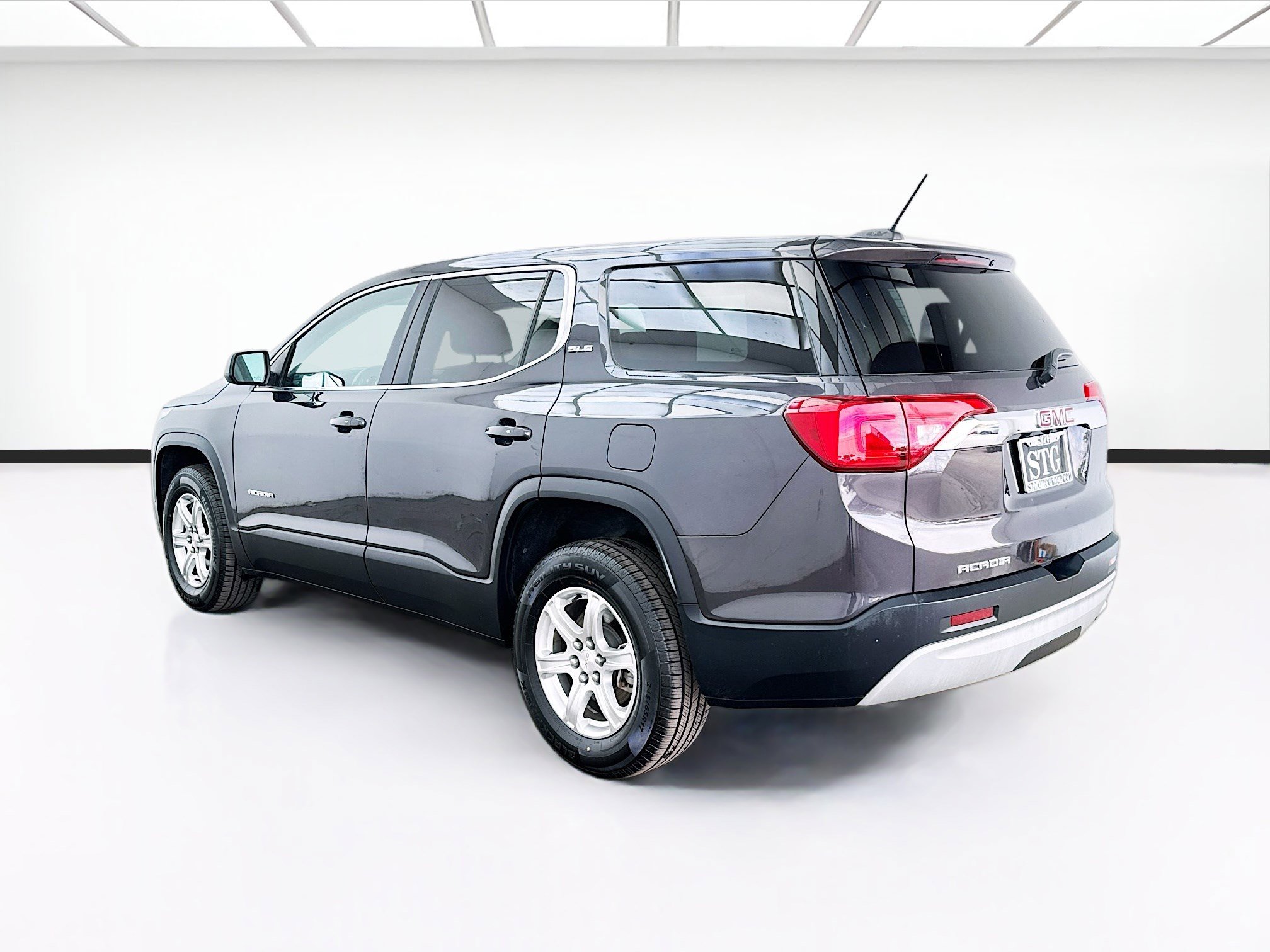 Used 2019 GMC Acadia SLE w/ LPO, Floor Liner Package FWD image 6