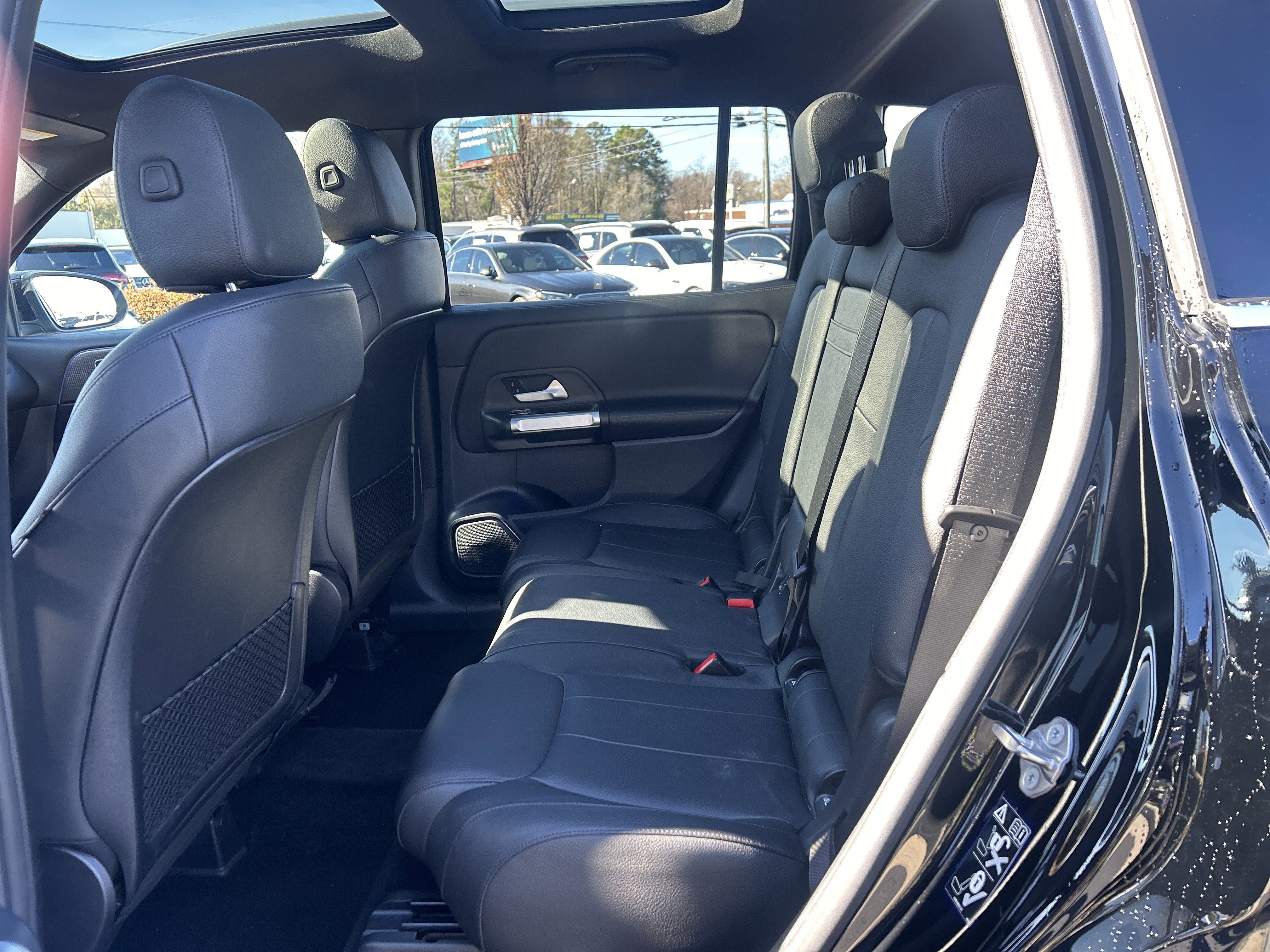 Used 2022 Mercedes-Benz GLB 250 w/ Premium Package Lite image 33