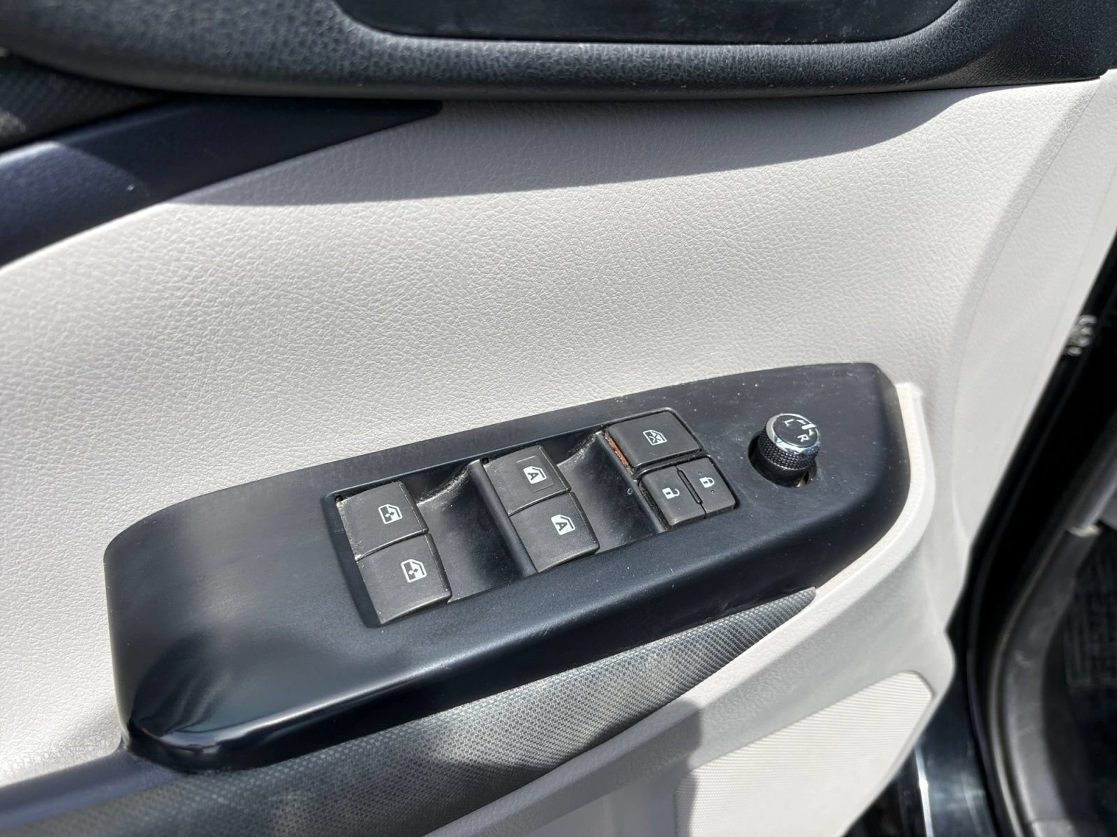 Used 2019 Toyota Highlander LE w/ Carpet Mat Package (TMS) AWD/4WD image 19