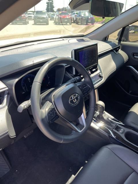 Used 2025 Toyota Corolla Cross XLE w/ Convenience Package AWD/4WD image 13