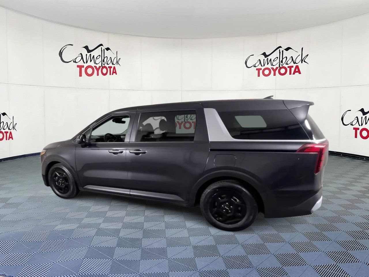 Used 2025 Kia Carnival FWD image 8