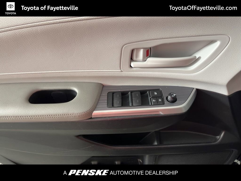 Used 2025 Toyota Sienna LE w/ LE Plus Package image 28
