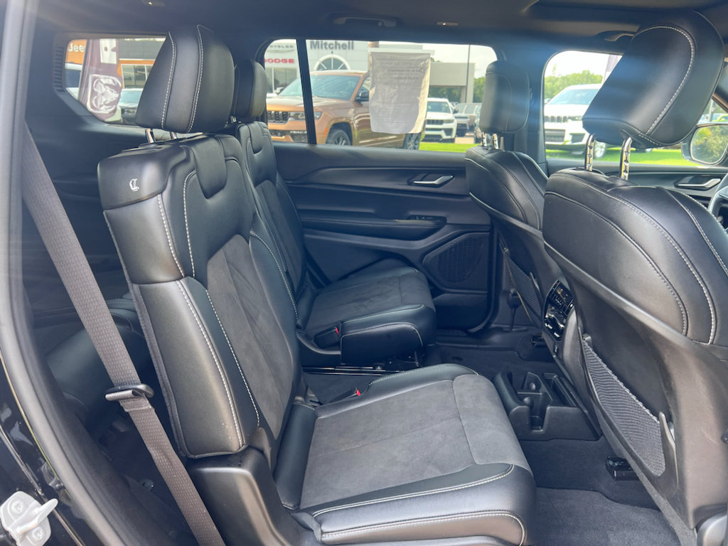 Used 2024 Jeep Grand Cherokee L Altitude RWD image 12