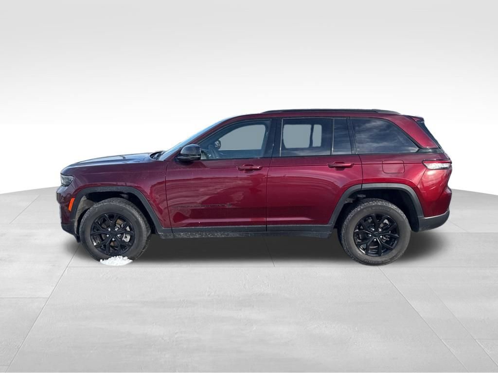 Used 2025 Jeep Grand Cherokee Altitude image 2