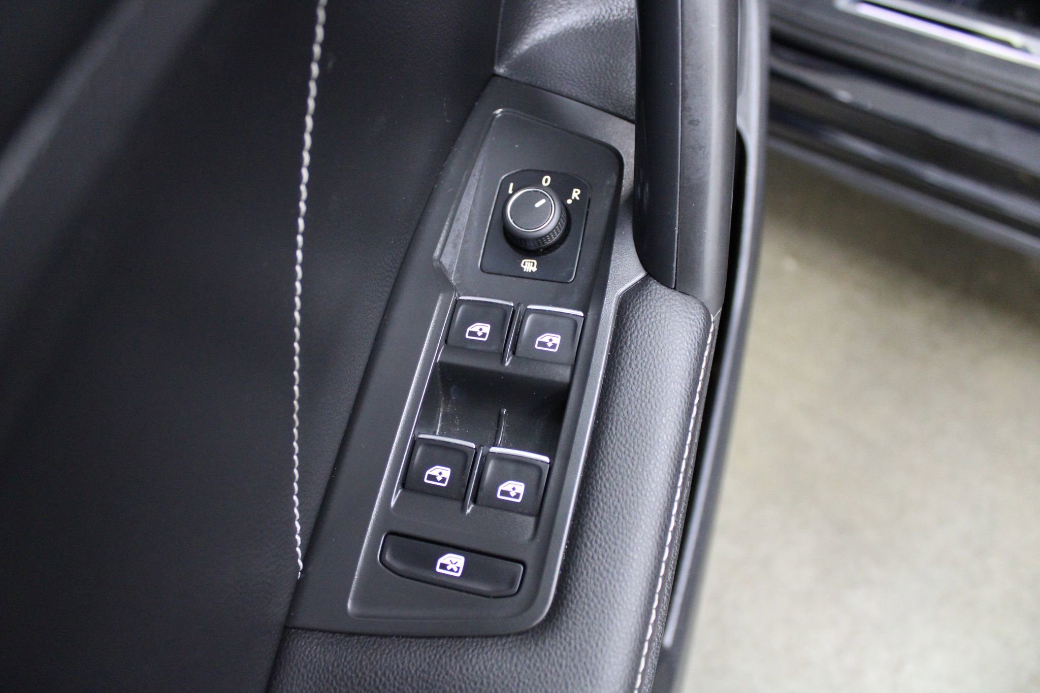 Used 2022 Volkswagen Tiguan SE R-Line image 39