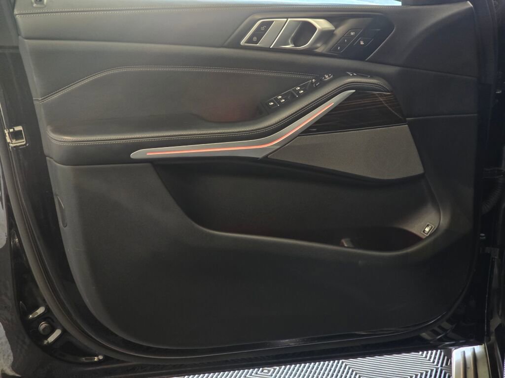 Used 2025 BMW X5 xDrive50e image 37