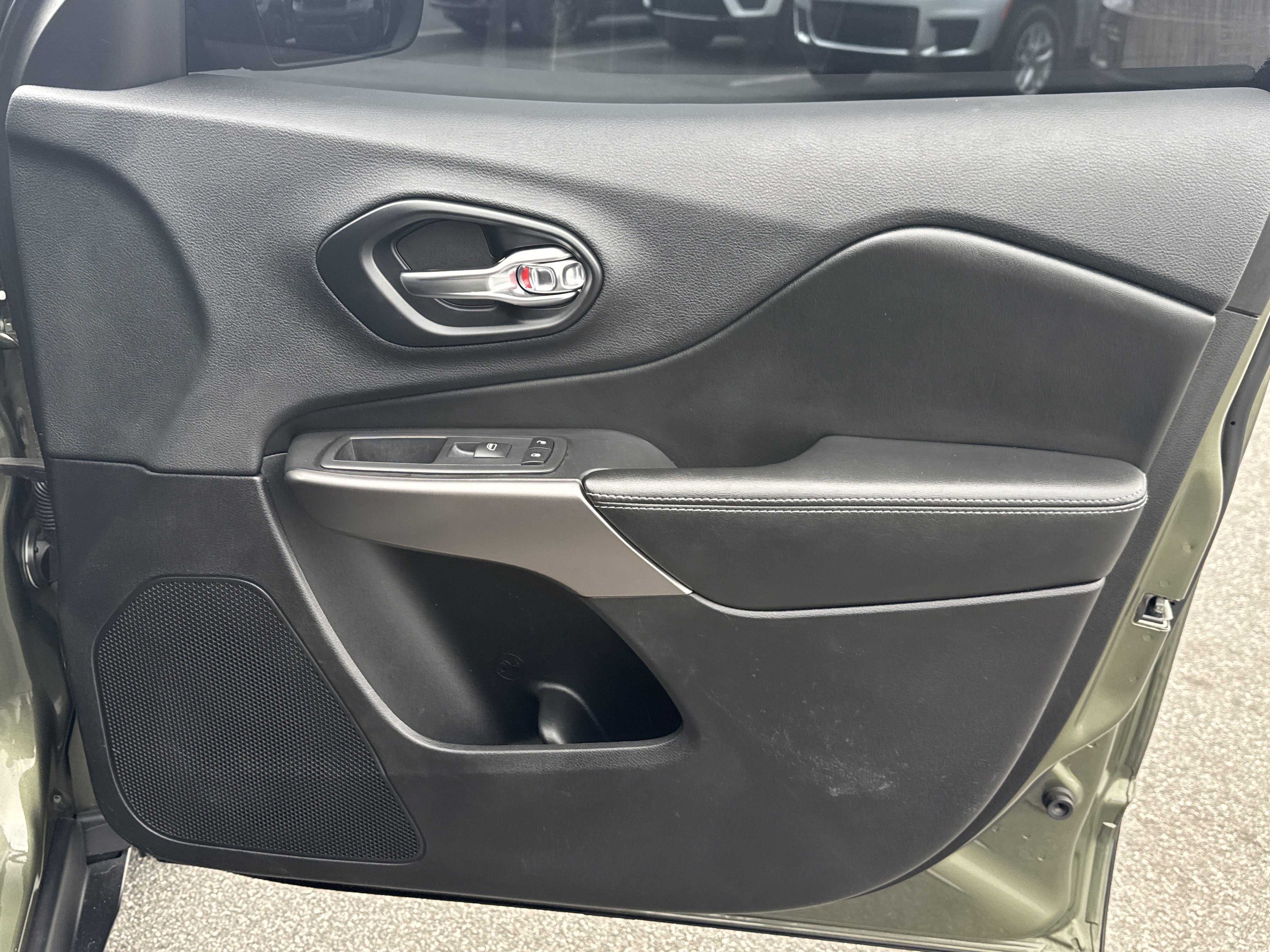 Used 2019 Jeep Cherokee Latitude w/ Popular Appearance Group image 17