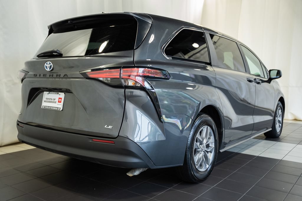 Used 2025 Toyota Sienna LE FWD image 4