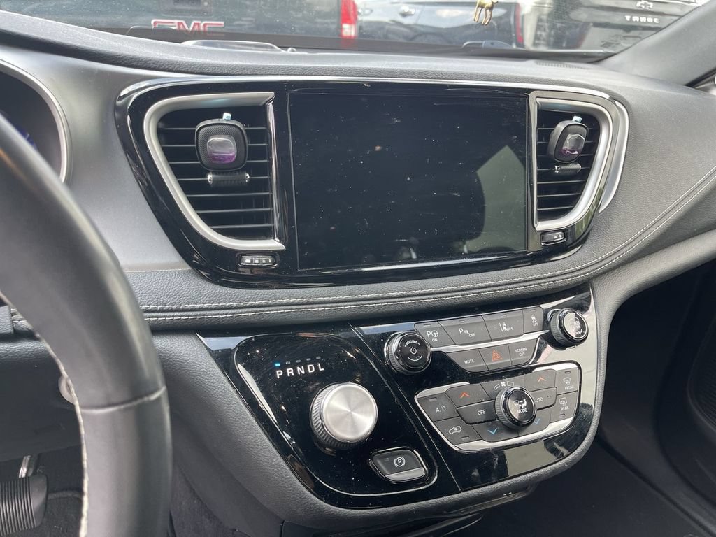 Used 2022 Chrysler Pacifica Touring-L w/ Uconnect Theater Family Group FWD image 7