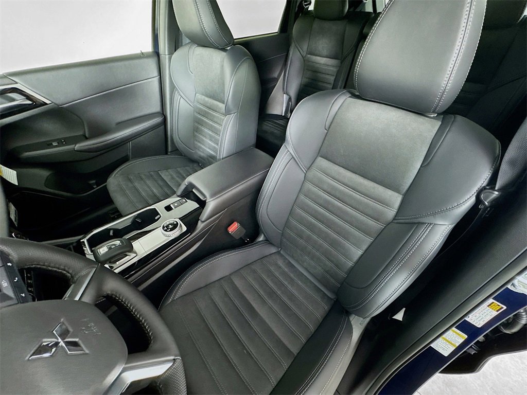 New 2025 Mitsubishi Outlander SE image 21