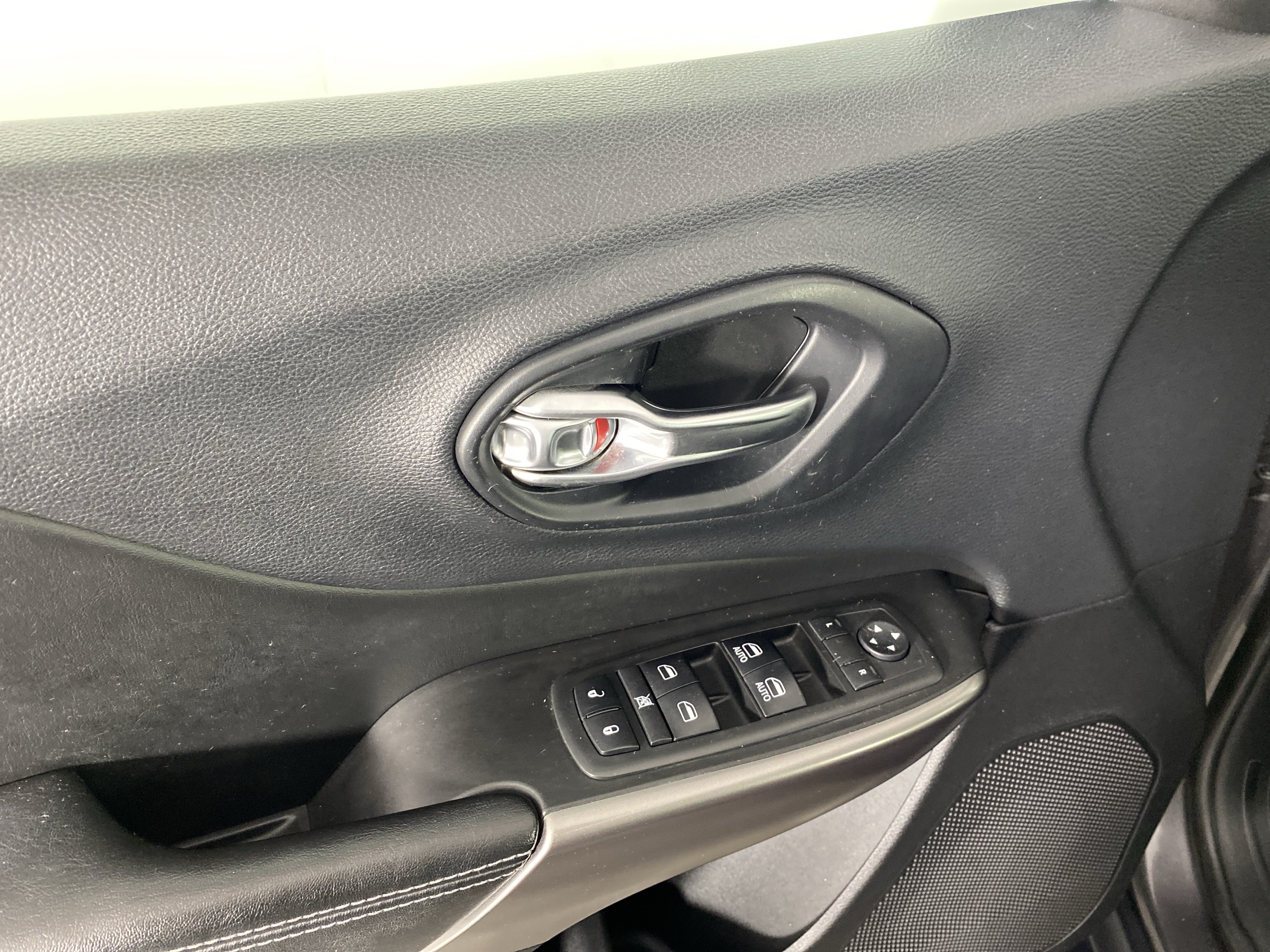 Used 2019 Jeep Cherokee Latitude Plus AWD/4WD image 13