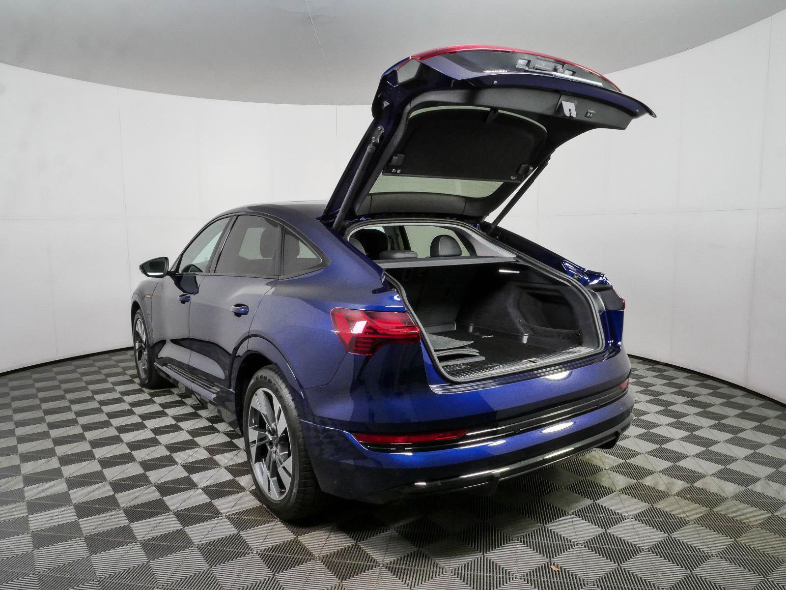 Used 2022 Audi e-tron Premium w/ Convenience Plus Package AWD/4WD image 11